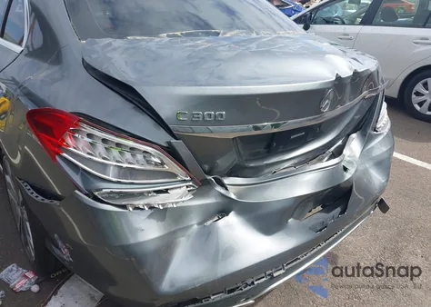 2018 Mercedes-Benz C 300 z USA, uszkodzony, nr VIN 55SWF4JB4JU256062